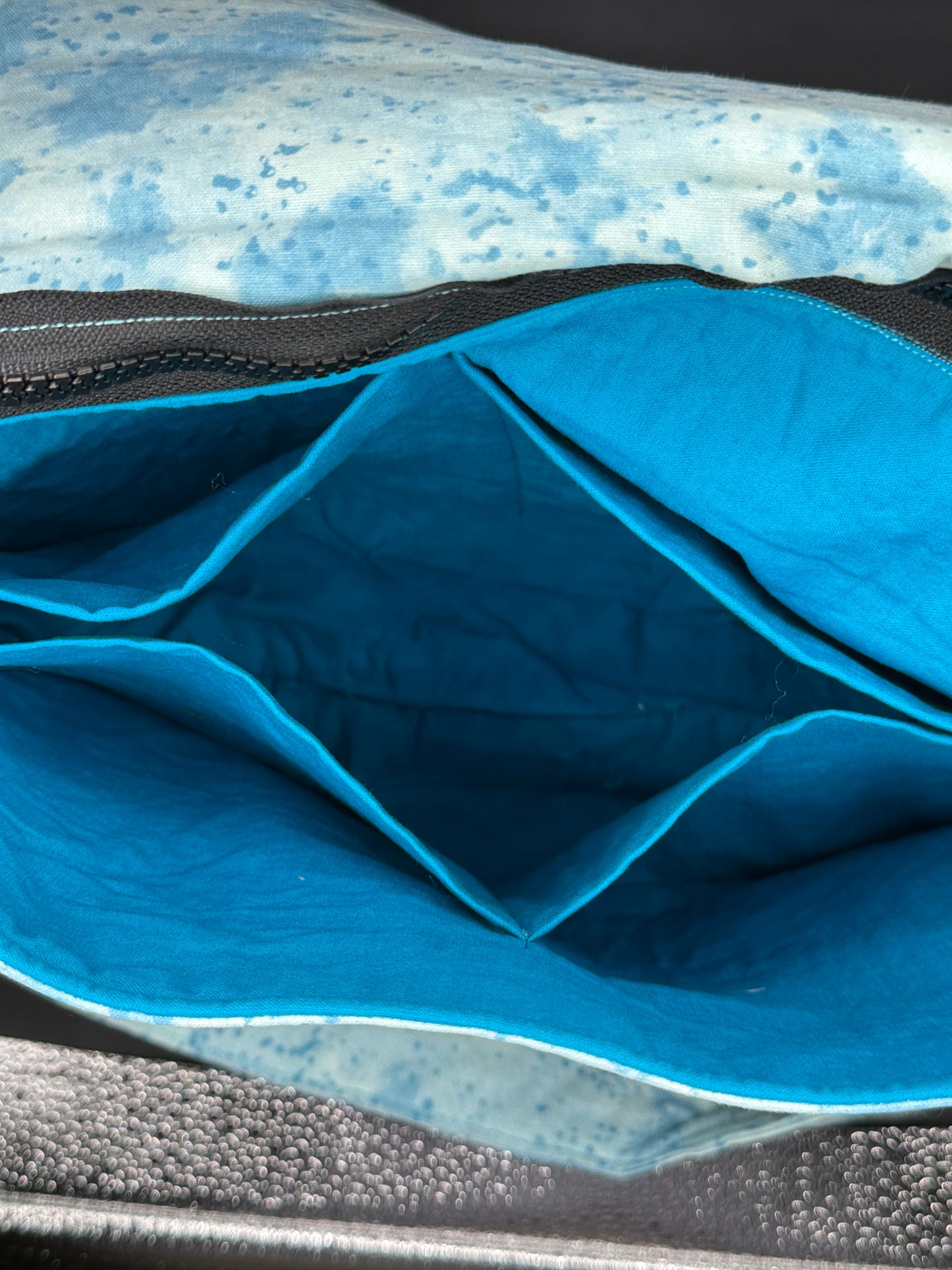 aqua speckle 12 inch messenger bag