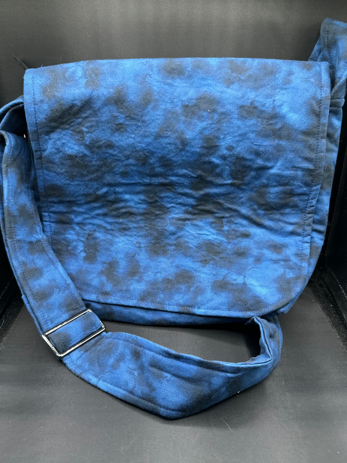 Mottled dark blue 12" messenger bag