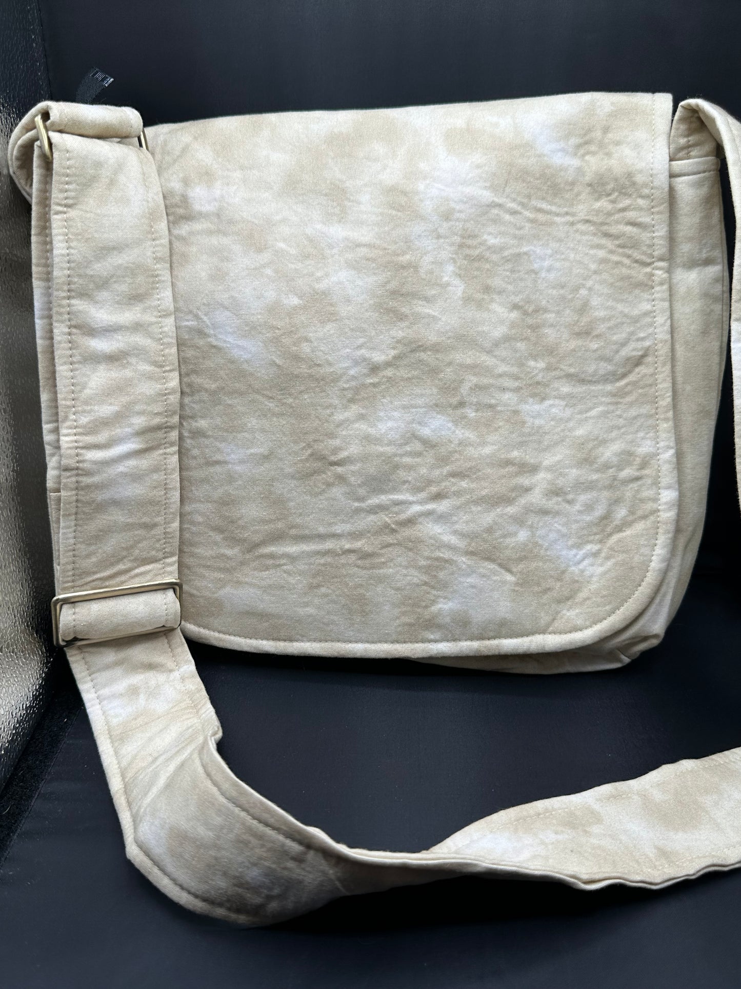mottled beige 12" messenger bag