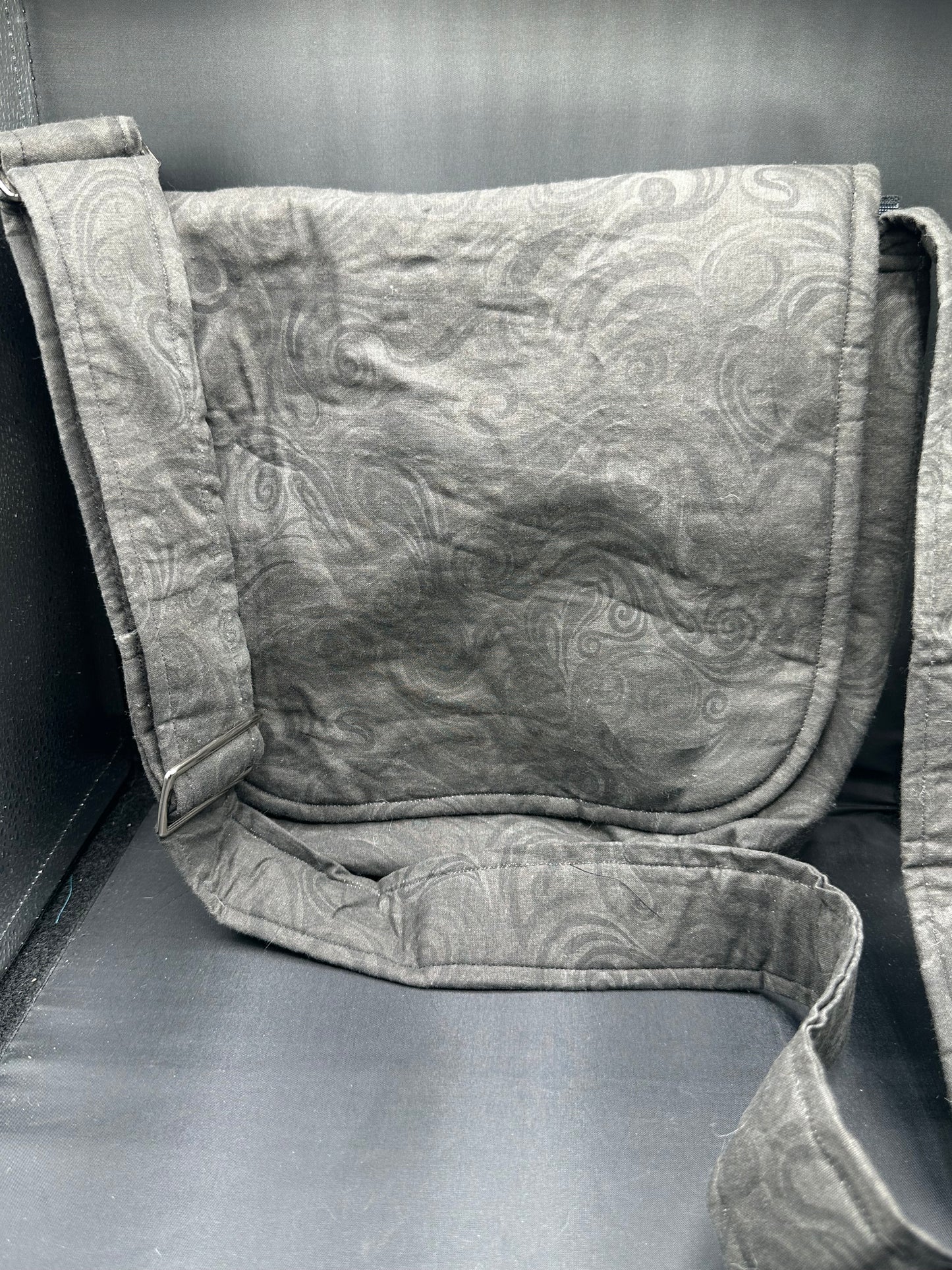 black swirl 12" messenger bag